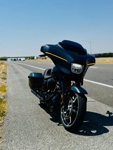 Quick regroup off the 5 Freeway with the 2025 Street Glide FLHX. Those yellow hazard lights tucked into the fairing? Sharp, clean, and surprisingly striking—even on the shoulder.